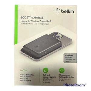 Magnetic wireless powerbank